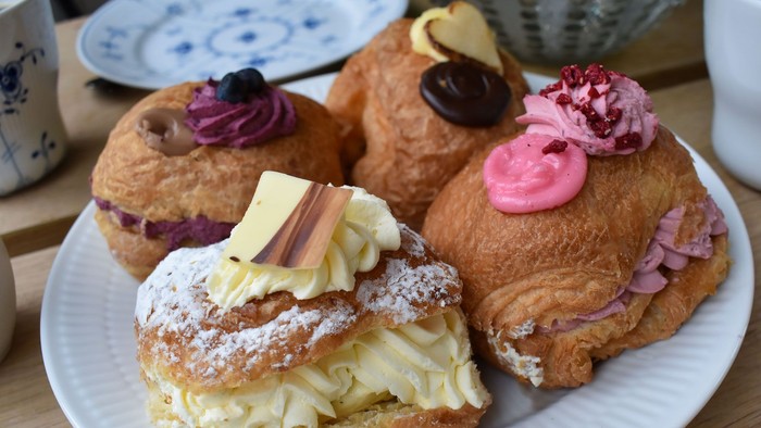 En række smørbrod med forskellige fylninger på en ret.