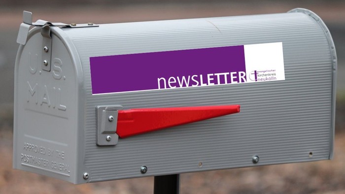 Grauer Briefkasten mit lila Aufkleber 