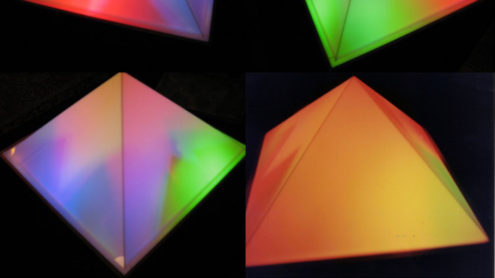Billede viser fire lysende pyramider med farverne rød, grøn og blå.