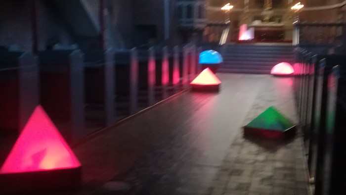 Kirkes indre med farverne rød og blå.