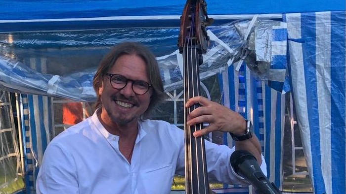 Mann spielt Kontrabass auf Bühne