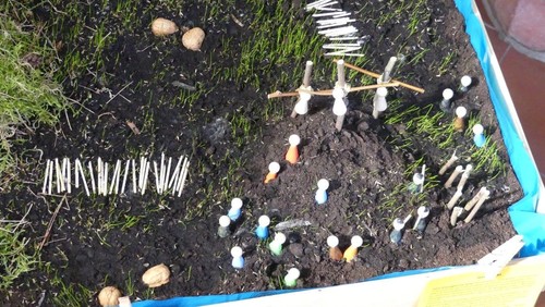 Kleiner Friedenauer Ostergarten: Jesus wird gekreuzigt