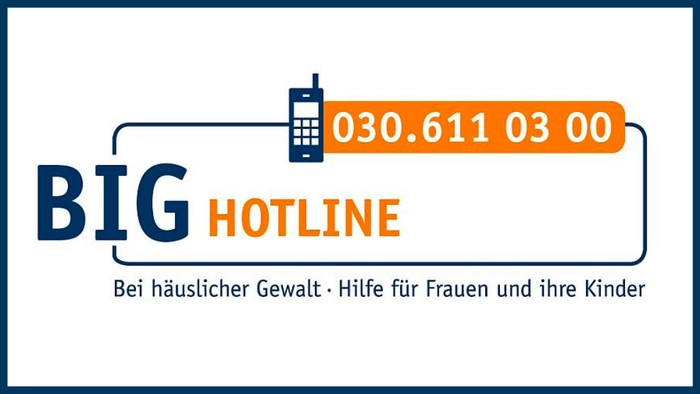 Das Bild zeigt eine Hotline für Frauen und Kinder mit Telefonnummer und Logo.
