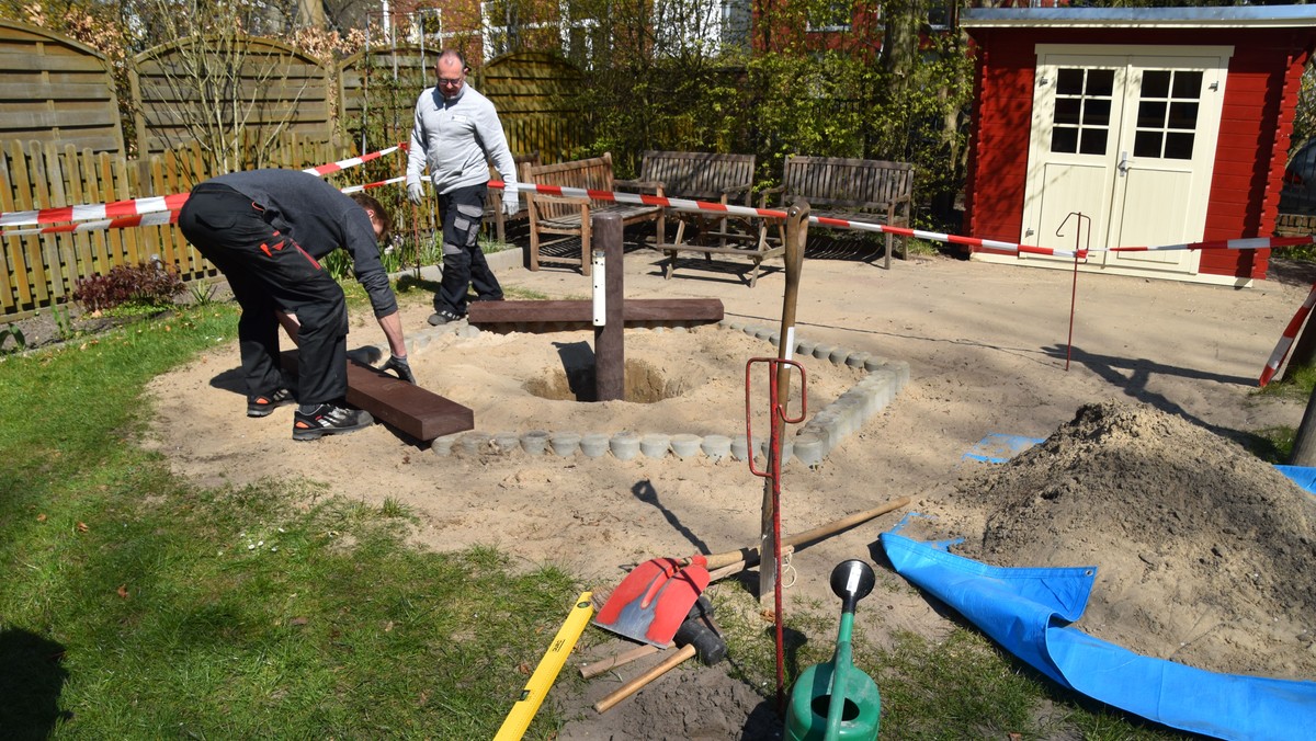 Alles neu macht der Mai - z.B. eine neue Sandkiste auf dem Spielplatz am Gemeindehaus