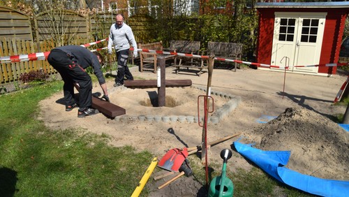 Alles neu macht der Mai - z.B. eine neue Sandkiste auf dem Spielplatz am Gemeindehaus
