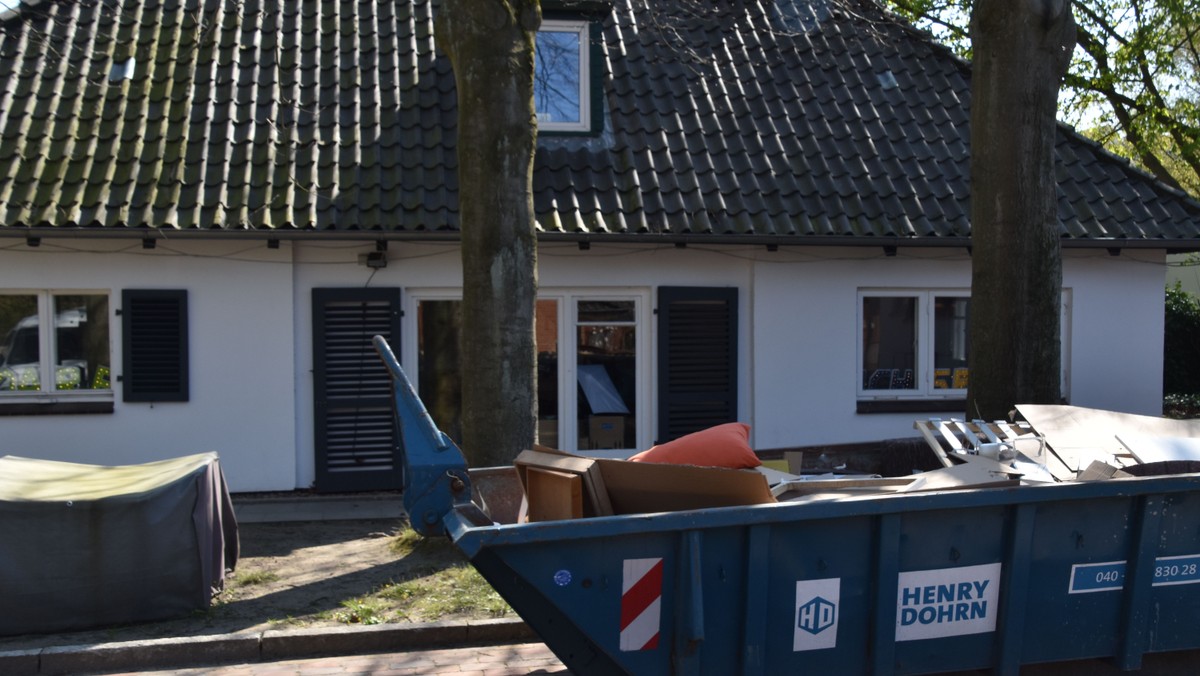 Ein Baucontainer steht schon vor dem Jugendhaus - die Sanierung beginnt!