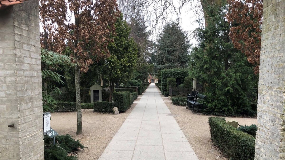 Refleksioner fra Frederiksberg Sogns Menighedsråd: Kirkegårde – hér og dér