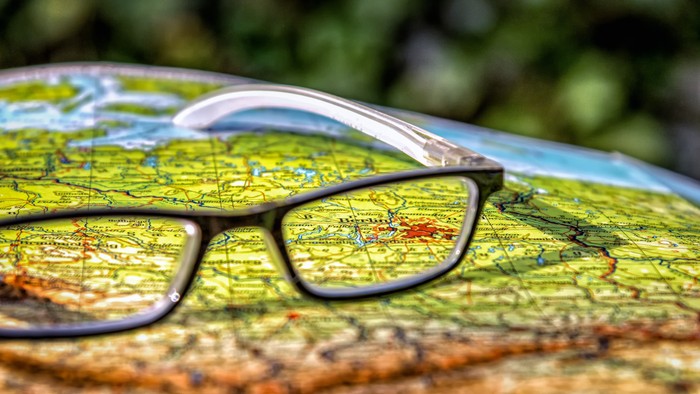 Brille auf Landkarte liegend