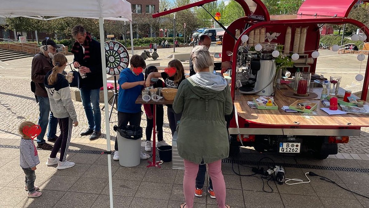 Kirche Piazza - Die Kaffee-Ape kommt nach Schöneberg