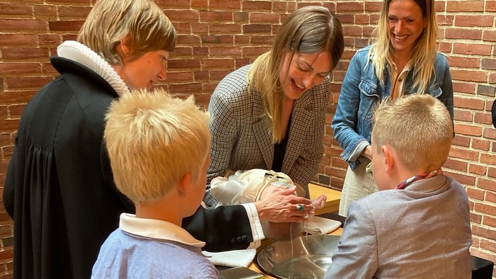 Børn og voksne samles om bord i kirke