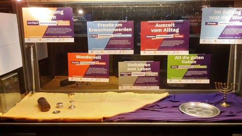 Unser Schaukasten im Juni - #beziehungsweise - jüdisch-christlich: näher als du denkst