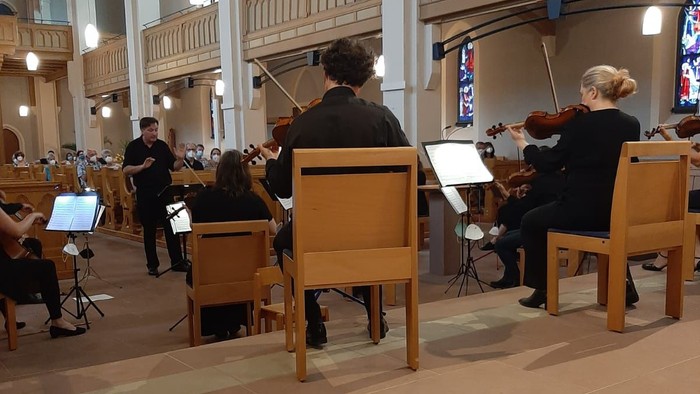 Orchester probt in großer Halle