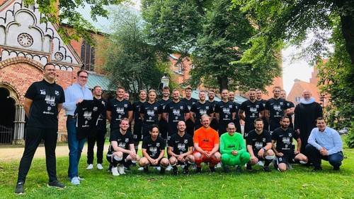 Sieben Türme-Trikot für Kicker des TuS Lübeck