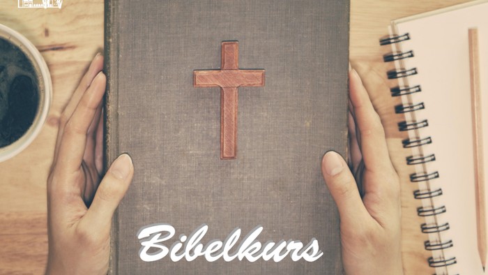 Hände halten eine Bibel mit einem Kreuzemblem, beschriftet mit „Bibelkurs“, neben einem Notizbuch und einer Kaffeetasse.