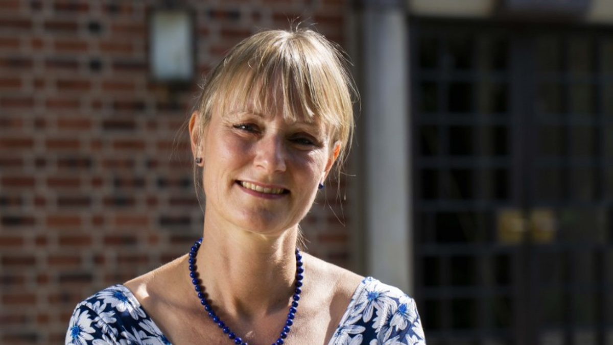 Præstepraktikant skifter lovbøgerne ud med evangeliet