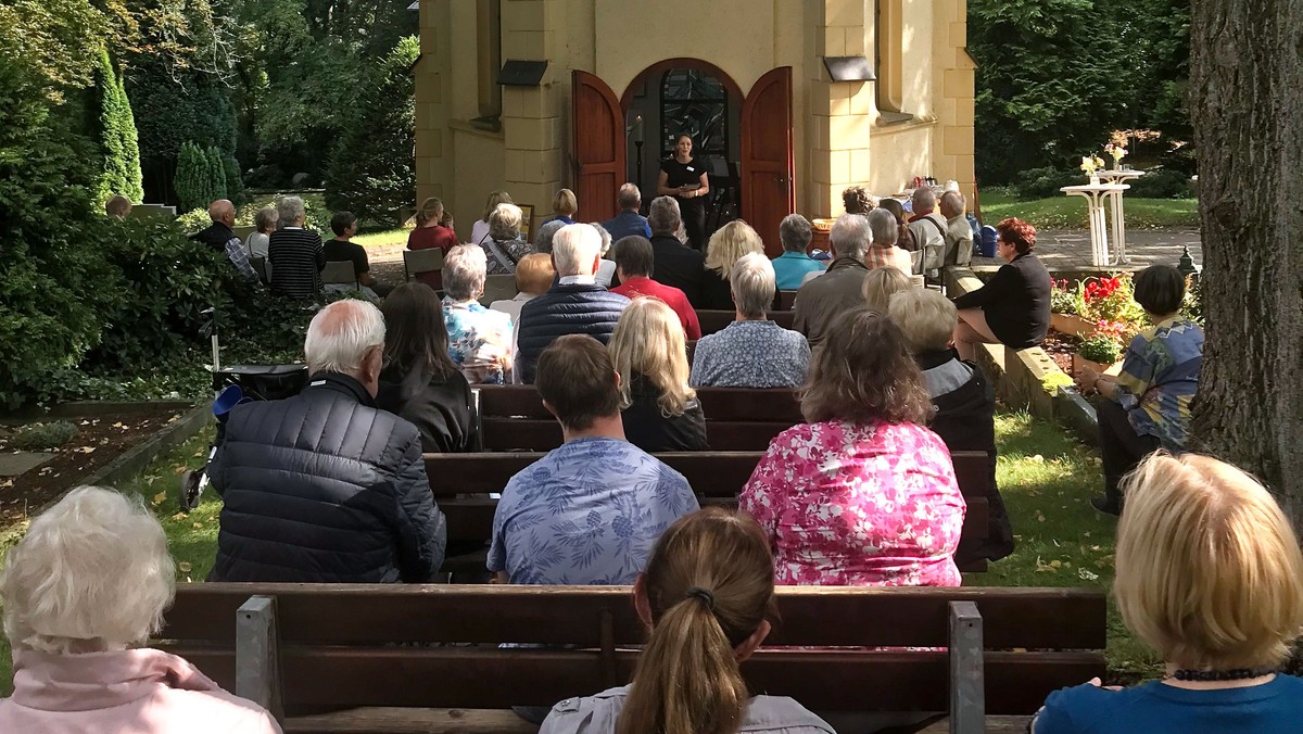 Andacht an der Friedhofskapelle