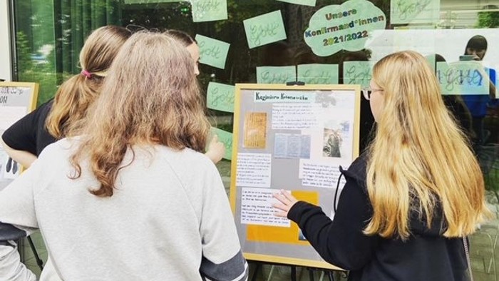 Studentinnen präsentieren wissenschaftliches Poster an der Uni
