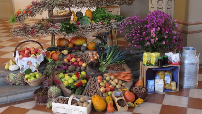 Vielseitige Obst- und Gemüsesorten auf einem Tisch präsentiert