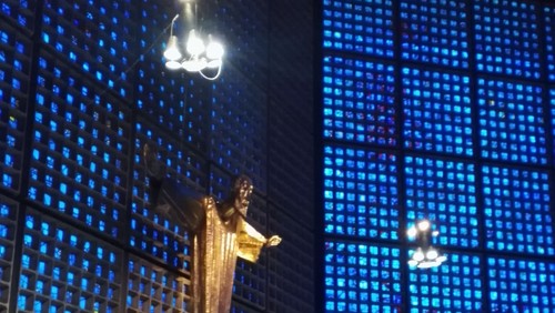 Das Licht in der Kirche – komplementär zum blauen Glas. Spendenprojekt zum Jubiläum