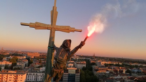 Kunstinstallation auf der Heilig-Kreuz-Kirche macht auf Flüchtlingskrise aufmerksam