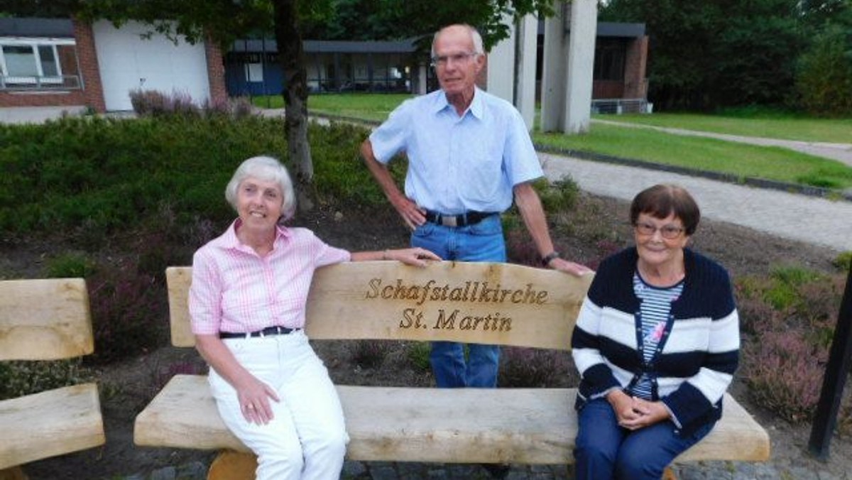St. Martin freut sich über neue Sitzbänke vor dem Schafstall