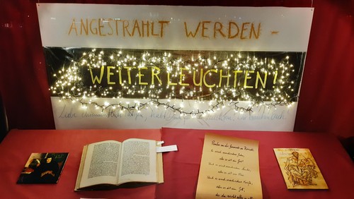 Schaukasten zum Dank an die Ehrenamtlichen