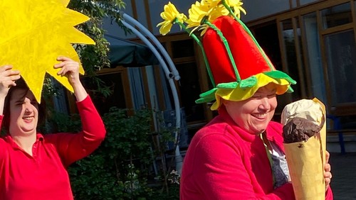  Ein Regenbogenlächeln im Rosenhaus