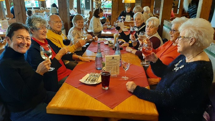 Eine Gruppe älterer Frauen feiert gemeinsam in einem Restaurant
