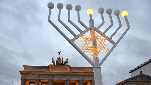 Chanukka-Leuchter am Brandenburger Tor in Berlin aufgestellt