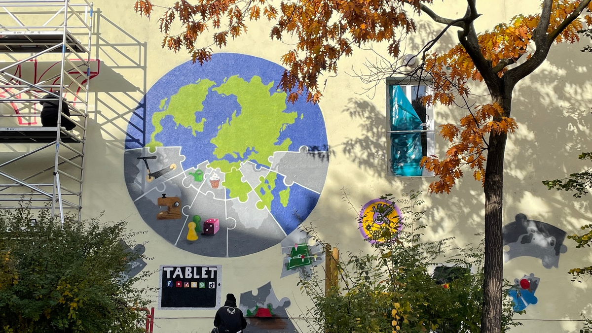 Kinder und Künstler schmücken KreativFabrik mit Graffiti