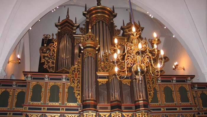 Kirkes indre med orgel og kandelier
