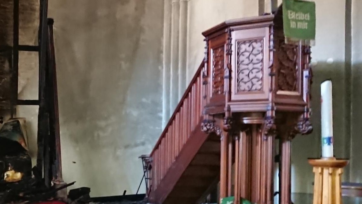 Brand in der Paul-Gerhardt-Kirche in Berlin Prenzlauer Berg