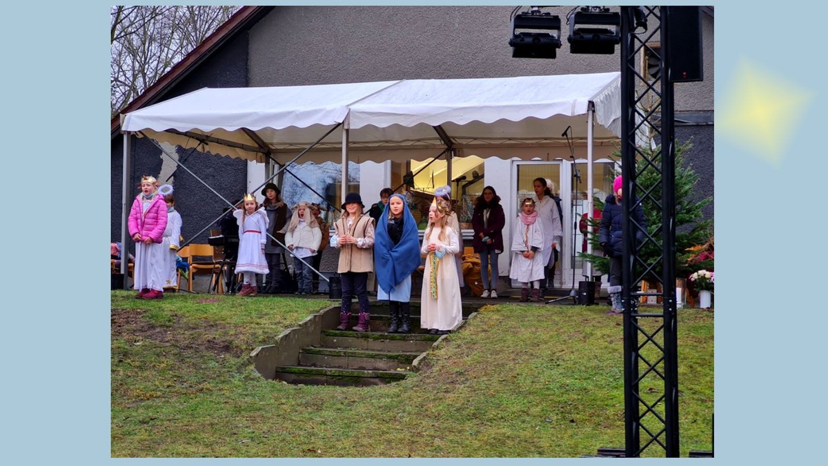 Gemeinsam im Regen... Krippenspiel 2021 im Pfarrgarten