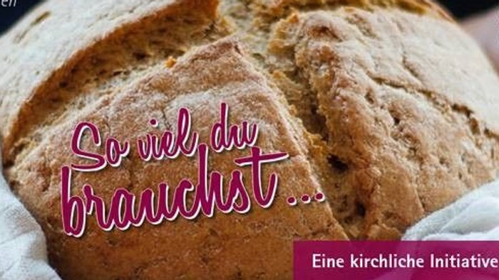 Eine Hand hält einen Laib Brot mit einer Botschaft zur achtsamen Konsumhaltung während des Klimafastens.