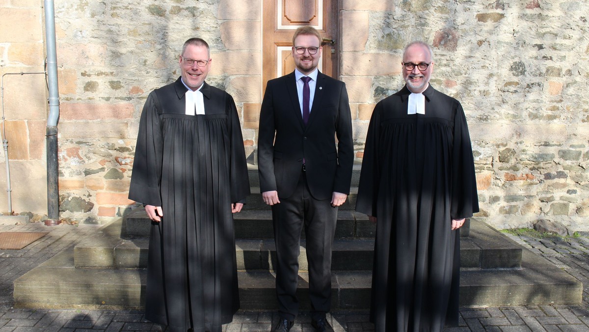 Jonas Seibel in Dautphe als Prädikant eingeführt: Dekan Friedrich und Pfarrer Dr. Braun segnen den Lixfelder Kirchenvorsteher