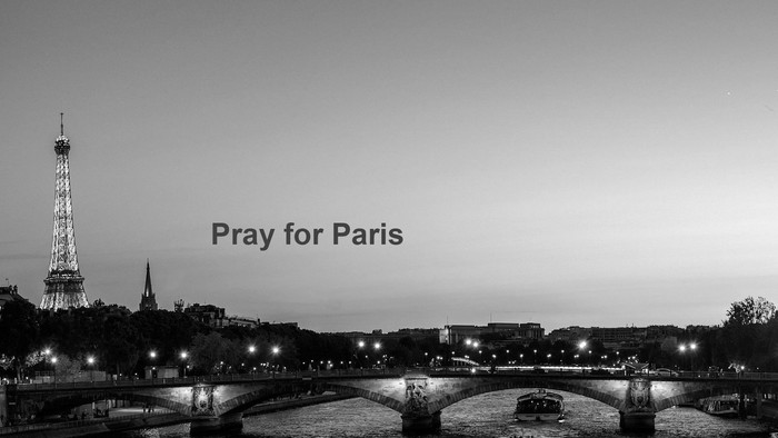 Schwarze und weiße Fotografie von Pariser Brücke bei Nacht, Eiffelturm im Hintergrund, Text