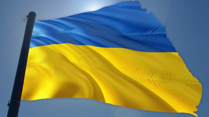 Die ukrainische Flagge im Wind