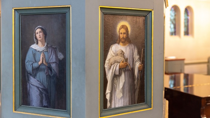 To billeder af religiøse figurer i rammer på en blå vegn