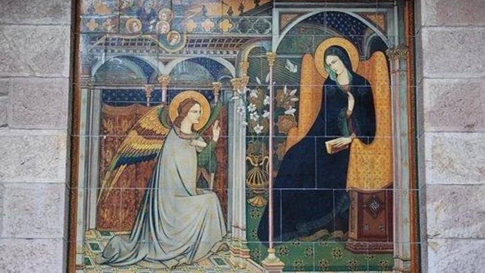 Das Bild zeigt eine religiöse Mosaikkunst mit Engeln und Heiligen.