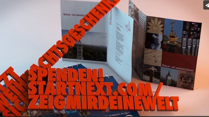 Das Bild zeigt eine Broschüre mit Informationen über Berlin und eine Website.