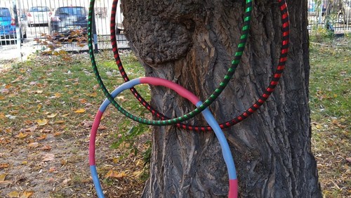 Hulahoop im Kirchgarten