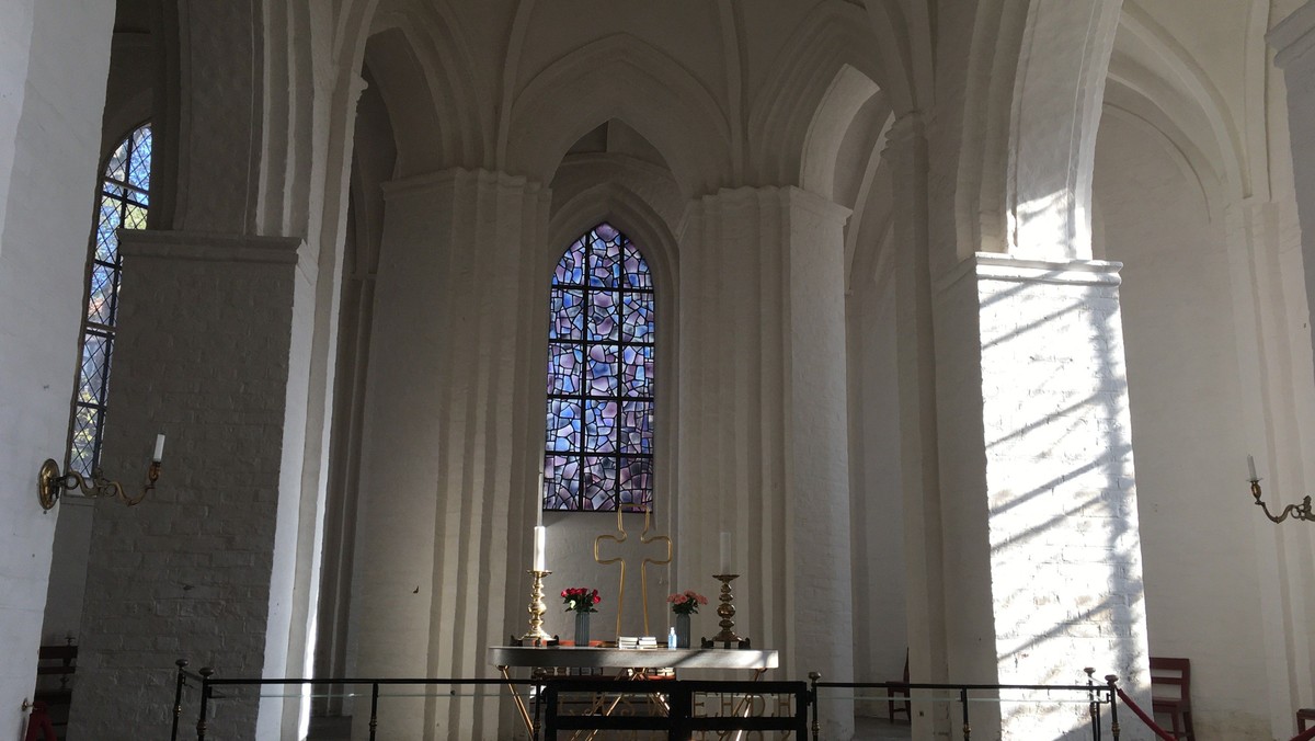 Højmesse v. Elizabeth Knox-Seith
