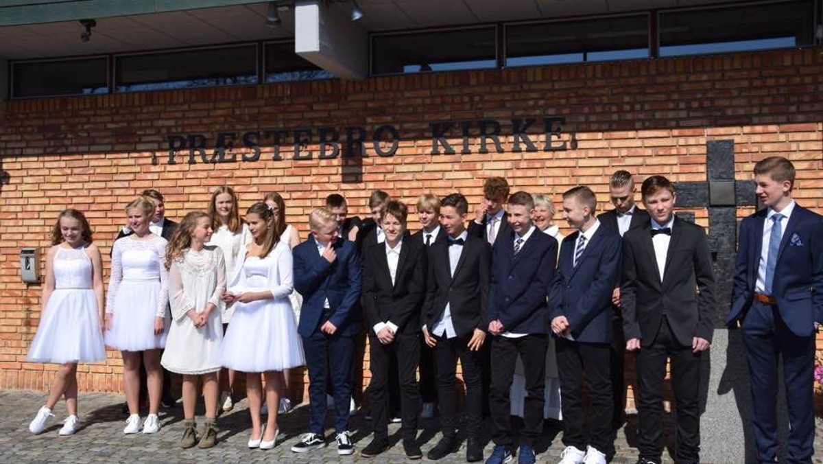 Konfirmander på kirkegården