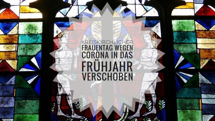 Buntes Kirchenfenster mit deutschem Text