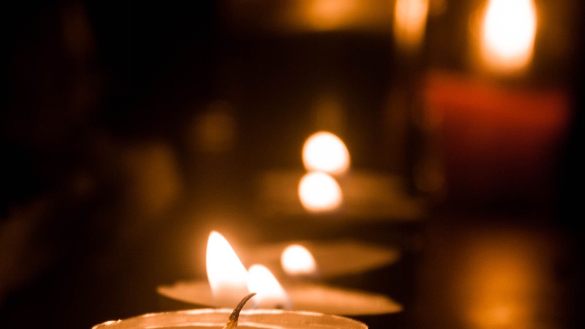 Koncert i mørke - meditativ julekoncert i stearinlysets skær