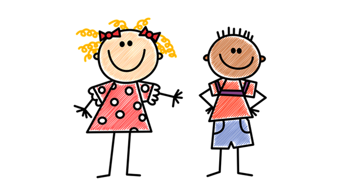 Zwei Kinder stehen nebeneinander, ein Mädchen mit Zöpfen und ein Junge mit kurzen Hosen.