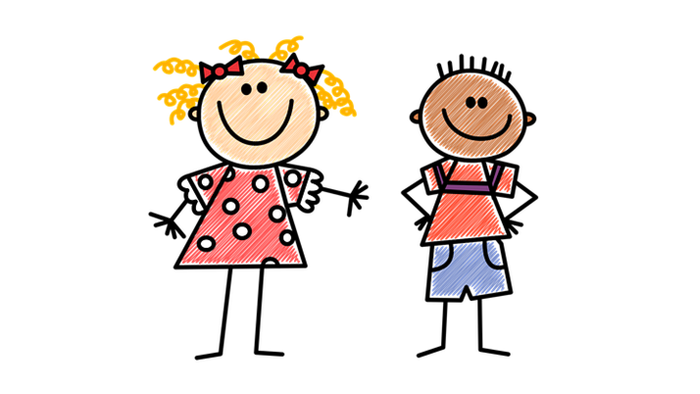 Zwei Kinder stehen nebeneinander, ein Mädchen mit Zöpfen und ein Junge mit kurzen Hosen.