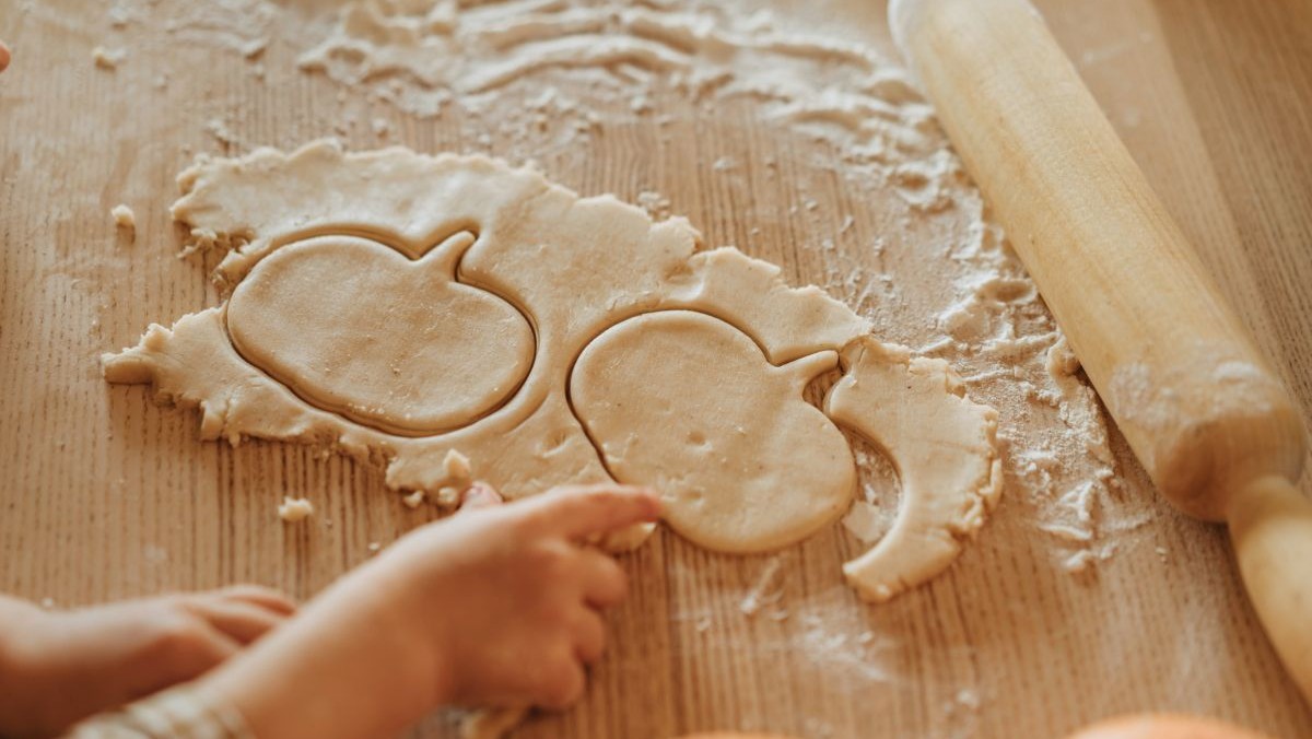 Kinder backen Plätzchen im Gemeindehaus