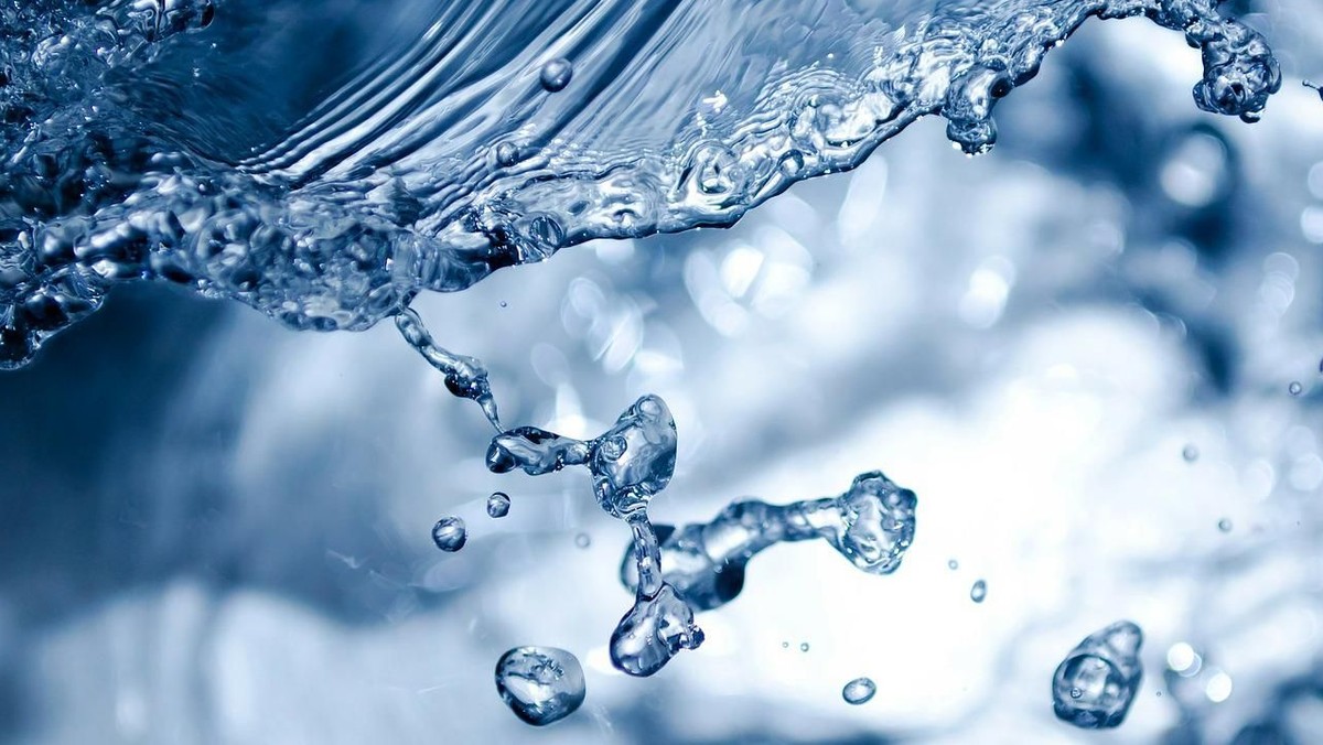 Gottesdienst mit Taufen: Wasser!