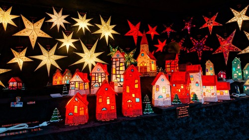 Adventsmarkt vor der Dorfkirche Alt-Wittenau mit Bläserchor und Adventsliedern